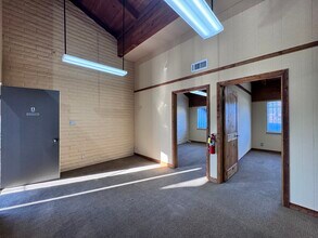 221 Locust St, Redding, CA à louer Photo intérieure– Image 2 sur 13