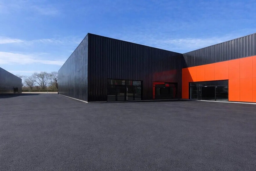 Local d’activités dans Cherbourg-en-Cotentin à louer - Photo de l’immeuble – Image 2 sur 5