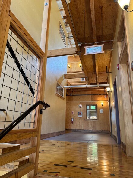 120 Shelton McMurphey Blvd, Eugene, OR à louer - Photo de l’immeuble – Image 3 sur 12