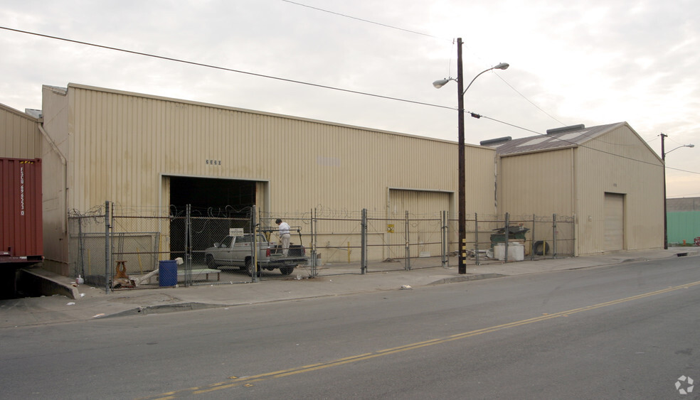 2300-2320 N Alameda St, Compton, CA à louer - Photo de l’immeuble – Image 2 sur 8