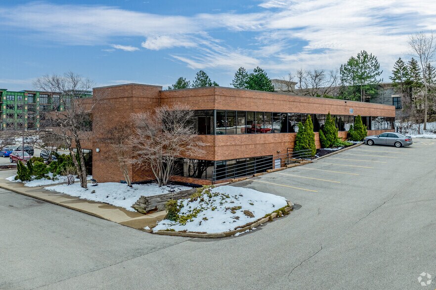 601-611 N Barker Rd, Brookfield, WI à vendre - Photo de l’immeuble – Image 3 sur 10