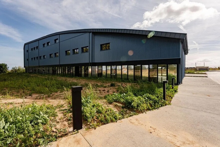 Bureau dans DOUVRES-LA-DÉLIVRANDE à louer - Photo de l’immeuble – Image 2 sur 9