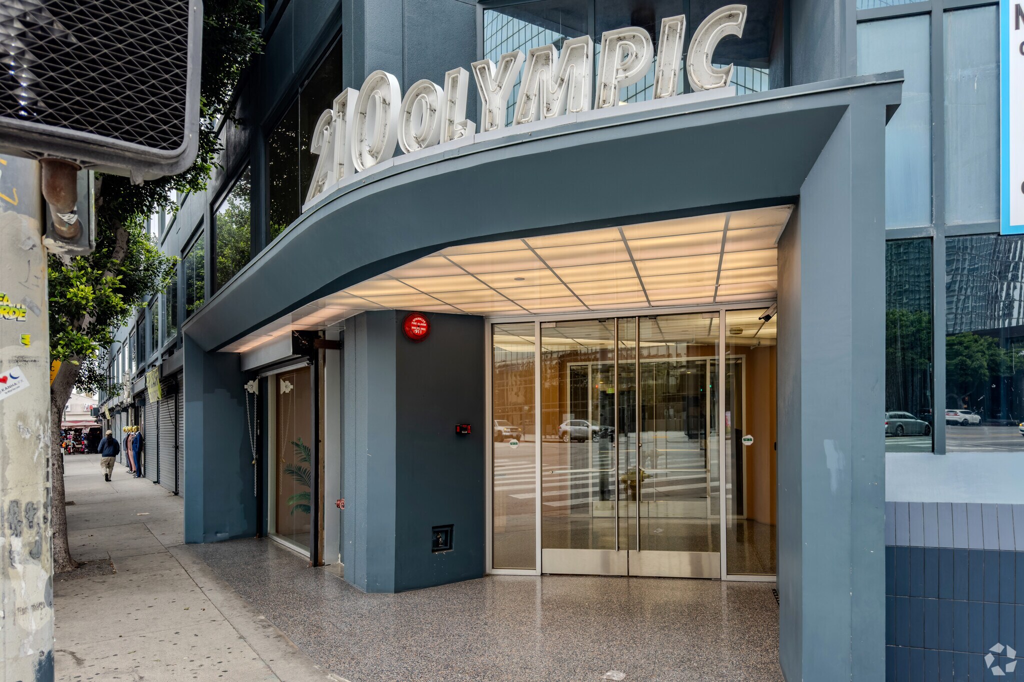 210 E Olympic Blvd, Los Angeles, CA à louer Photo de l’immeuble– Image 1 sur 16
