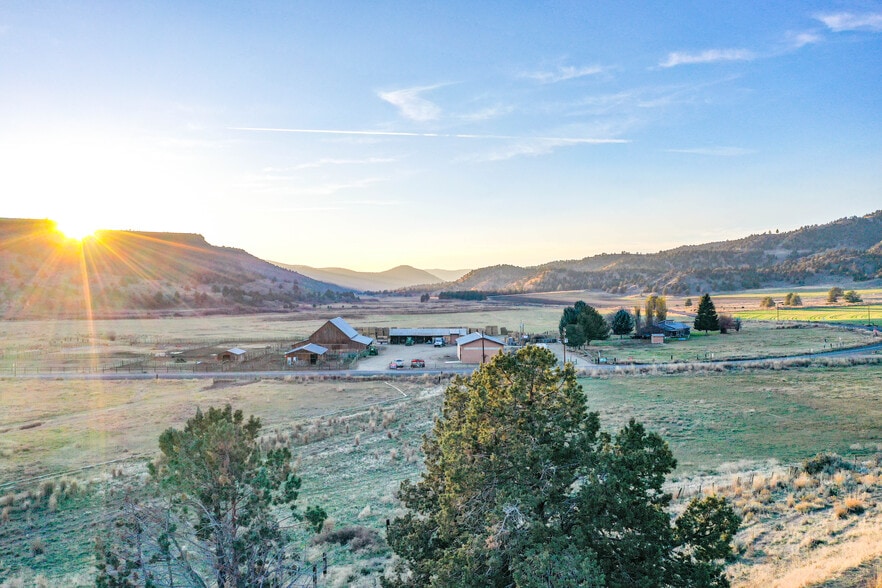 28000 SE Paulina Hwy, Prineville, OR à vendre - Photo principale – Image 1 sur 50