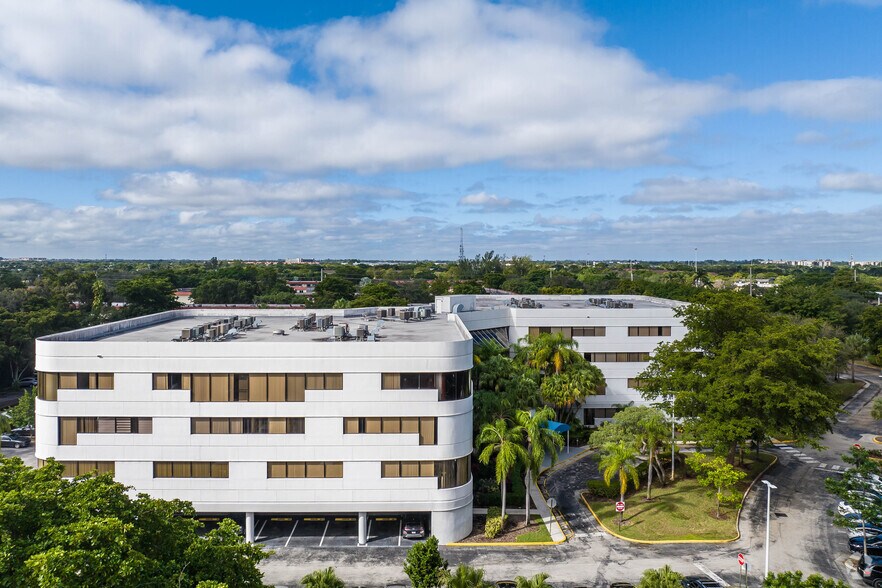 9050 Pines Blvd, Pembroke Pines, FL à louer - Photo de l’immeuble – Image 2 sur 19