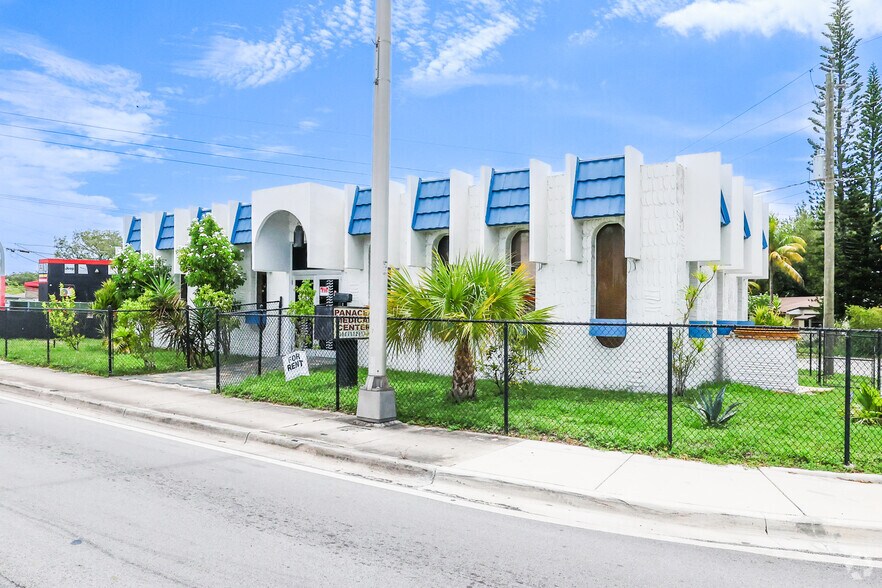 14205 W Dixie Hwy, North Miami, FL à vendre - Photo de l’immeuble – Image 1 sur 22