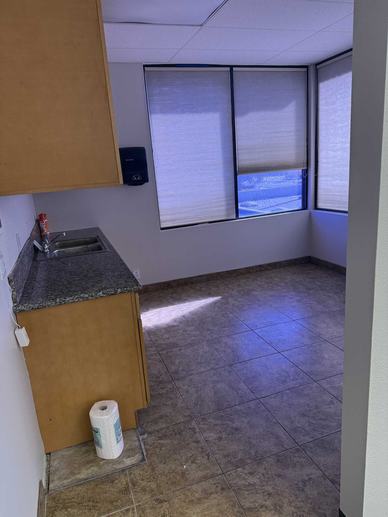 1040 N Benson Ave, Upland, CA à louer Photo de l’immeuble– Image 1 sur 7
