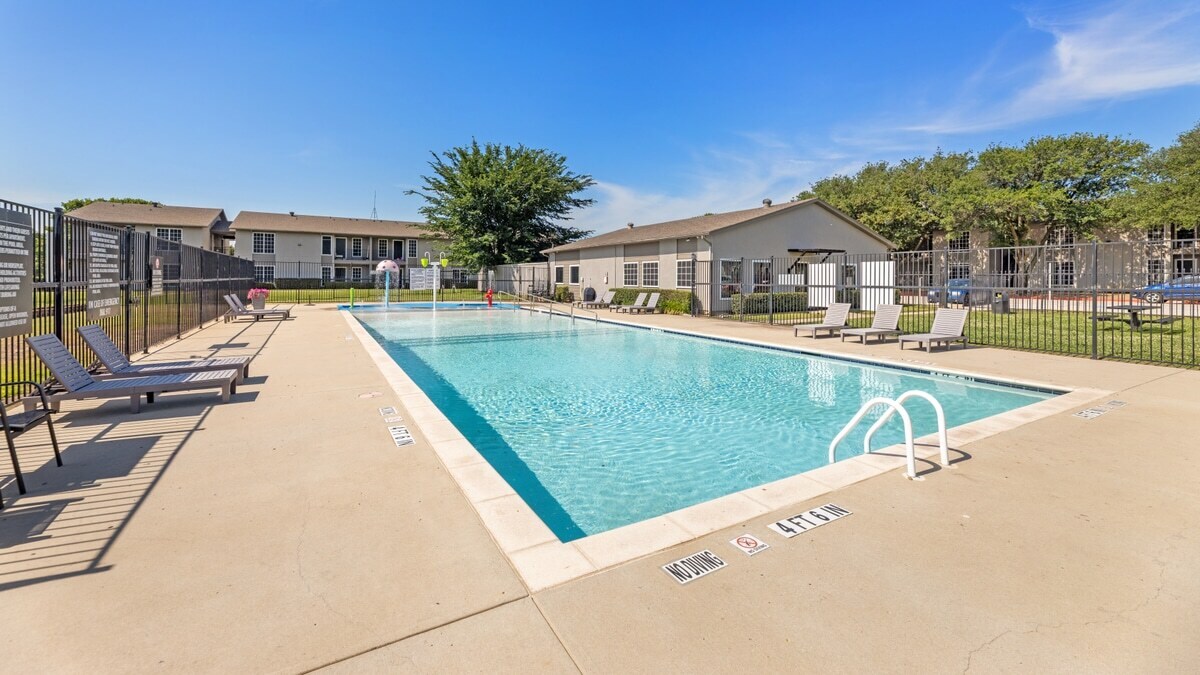 1002 S Edmonds Ln, Lewisville, TX à vendre Photo de l’immeuble– Image 1 sur 9