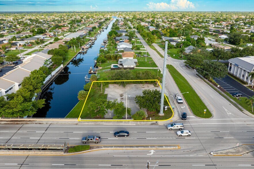 1532 Shelby Pky, Cape Coral, FL à louer - Photo principale – Image 1 sur 42