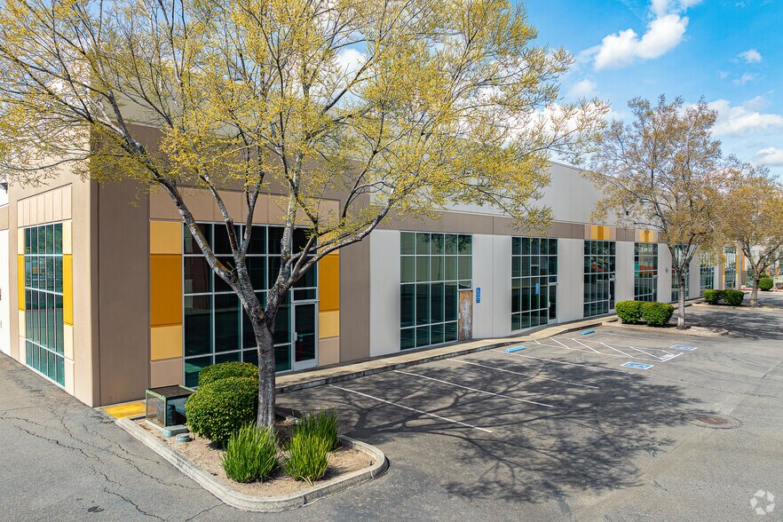 4011 N Freeway Blvd, Sacramento, CA à louer - Photo de l’immeuble – Image 1 sur 7