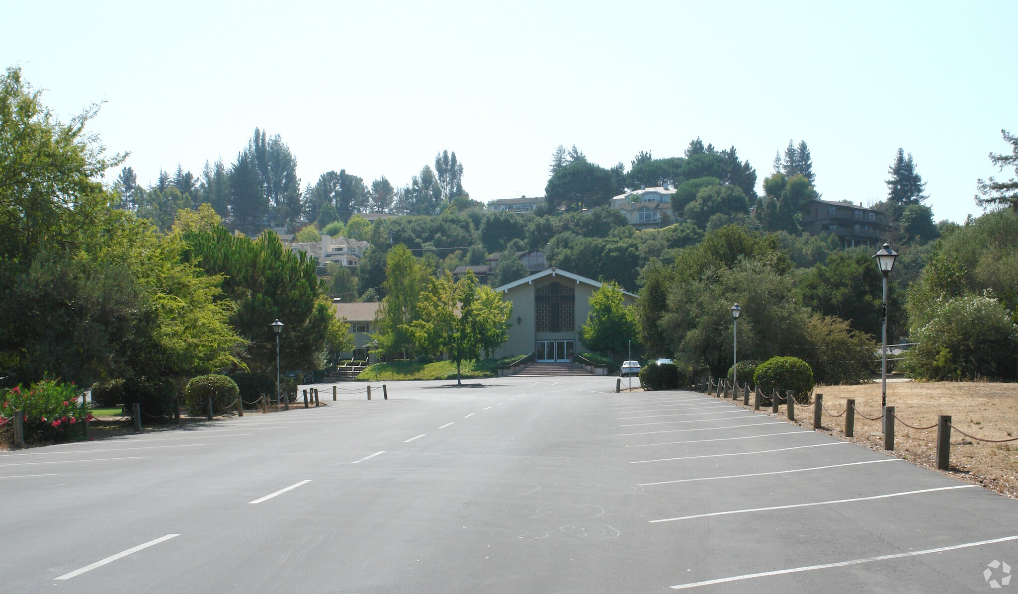 858 University Ave, Los Altos, CA à louer Photo de l’immeuble– Image 1 sur 4