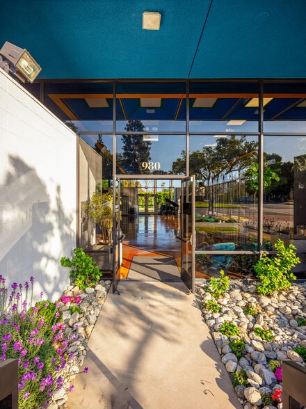 980 Huntington Dr, San Marino, CA à louer - Photo de l’immeuble – Image 2 sur 9