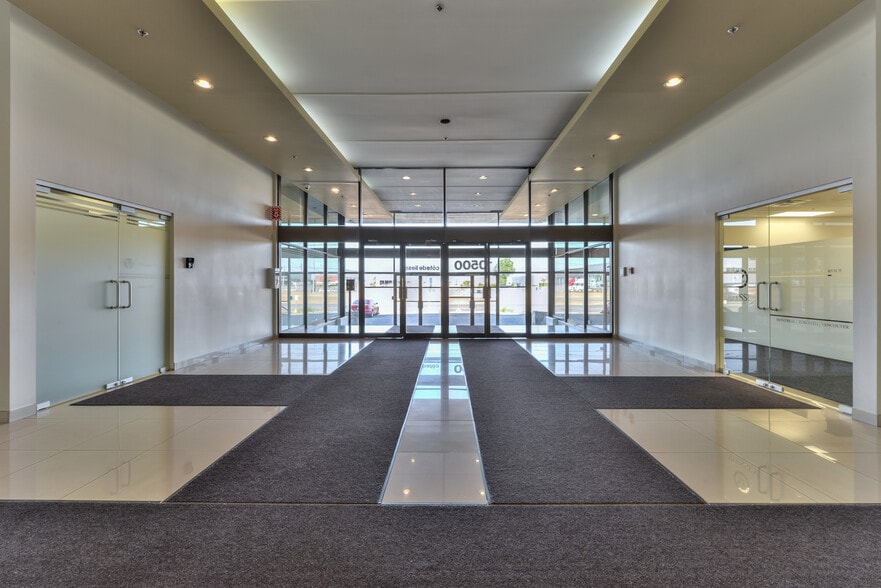 10500 Ch De La Côte-De-Liesse, Montréal, QC à louer - Hall d’entrée – Image 3 sur 9