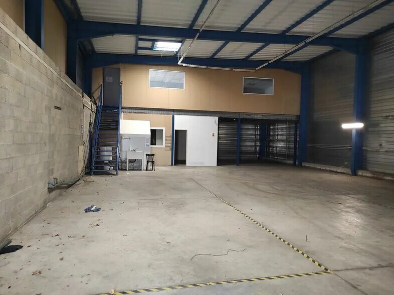 Industriel/Logistique dans CHÂTEAUNEUF-LES-MARTIGUES à louer - Photo de l’immeuble – Image 2 sur 5