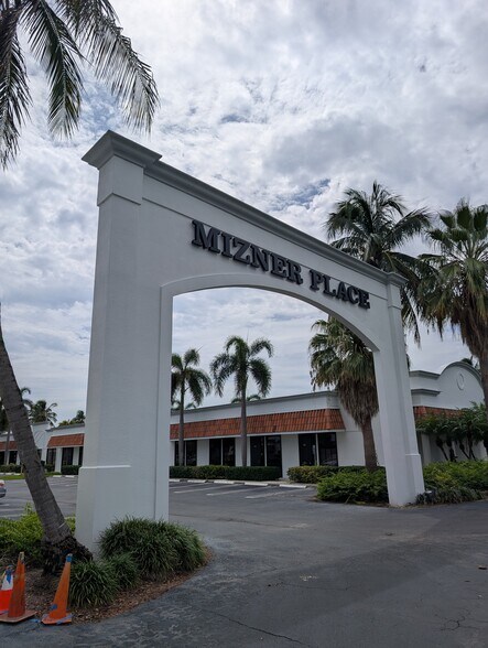 5601 Corporate Way, West Palm Beach, FL à louer - Photo de l’immeuble – Image 2 sur 10