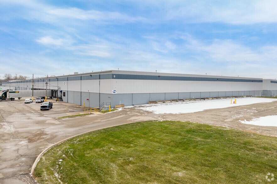 221 S Franklin Rd, Indianapolis, IN à louer - Photo de l’immeuble – Image 2 sur 2