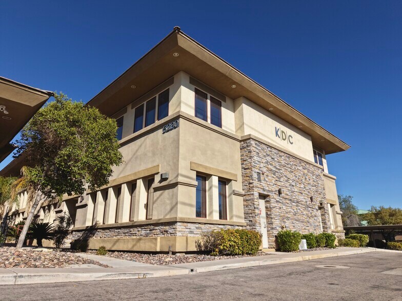 5230 W Patrick Ln, Las Vegas, NV à louer - Photo de l’immeuble – Image 2 sur 18