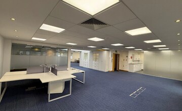 The Broadway, Farnham Common à louer Photo intérieure– Image 1 sur 3