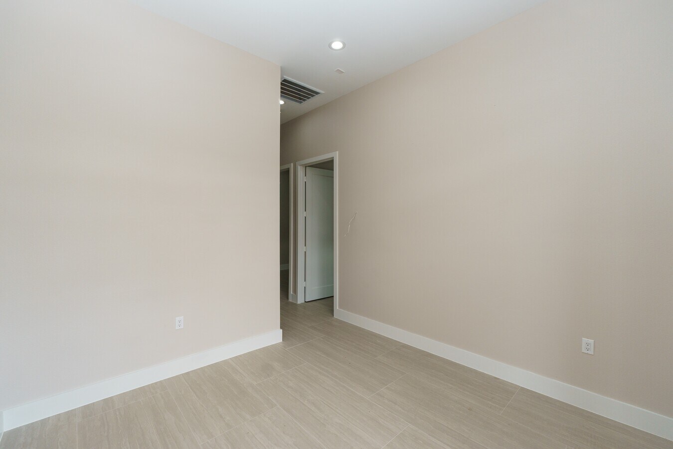 8525 N Sam Houston Pkwy E, Humble, TX 77396 - Lot 105 - - Photo intérieure - Image 2 of 10
