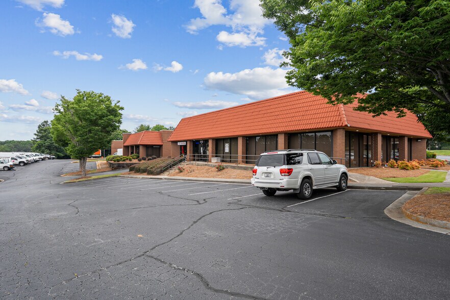 4896 N Royal Atlanta Dr, Tucker, GA à louer - Photo de l’immeuble – Image 3 sur 8