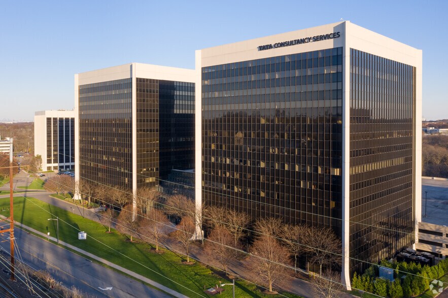 379 Thornall St, Edison, NJ à louer - Photo de l’immeuble – Image 2 sur 9