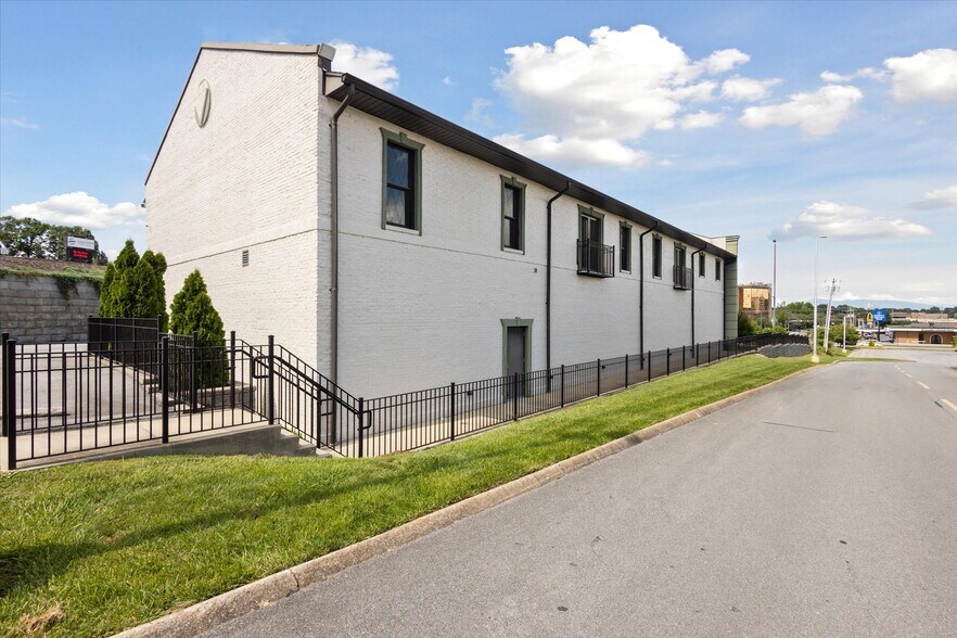 2111 W Mountcastle Dr, Johnson City, TN à vendre - Photo de l’immeuble – Image 2 sur 27