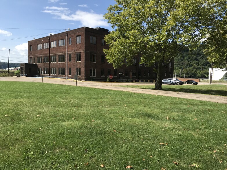 100 Pennsylvania Ave, Weirton, WV à vendre - Photo de l’immeuble – Image 1 sur 4