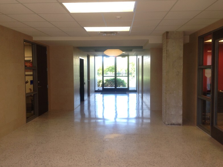 512 E Riverside Dr, Austin, TX à louer - Hall d’entrée – Image 3 sur 39
