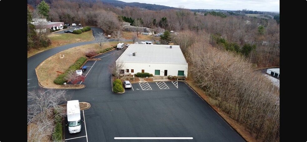 2345 Hunters Way, Charlottesville, VA à louer - Photo de l’immeuble – Image 3 sur 4