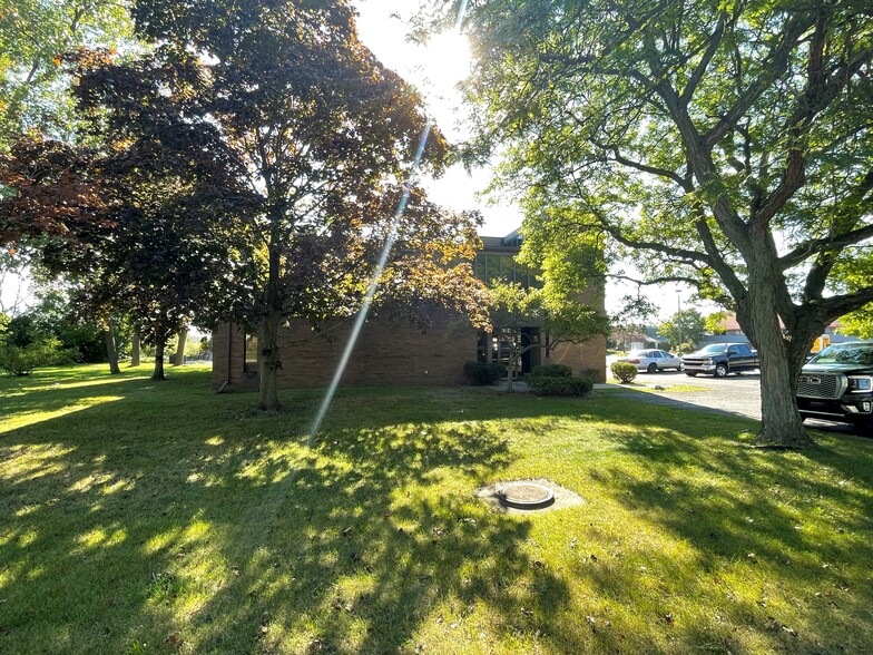 2500 Rochester Ct, Troy, MI à vendre - Photo de l’immeuble – Image 2 sur 5