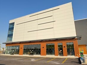 115 Water St SE, Calgary, AB à louer Photo de l’immeuble– Image 2 sur 4