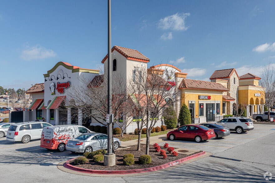 3931 N Shiloh Dr, Fayetteville, AR à louer - Photo de l’immeuble – Image 1 sur 4