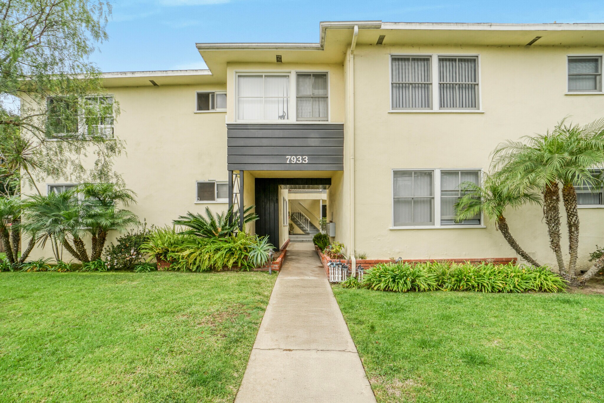 7933 Alverstone Ave, Los Angeles, CA à vendre Photo de l’immeuble– Image 1 sur 11