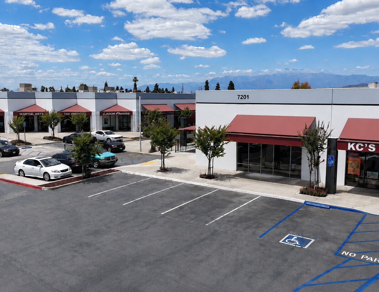7203 Arlington Ave, Riverside, CA à louer Photo de l’immeuble– Image 1 sur 8