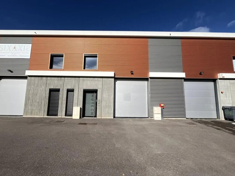 165 Avenue Henri Schneider, Meyzieu à louer - Photo de l’immeuble – Image 3 sur 10