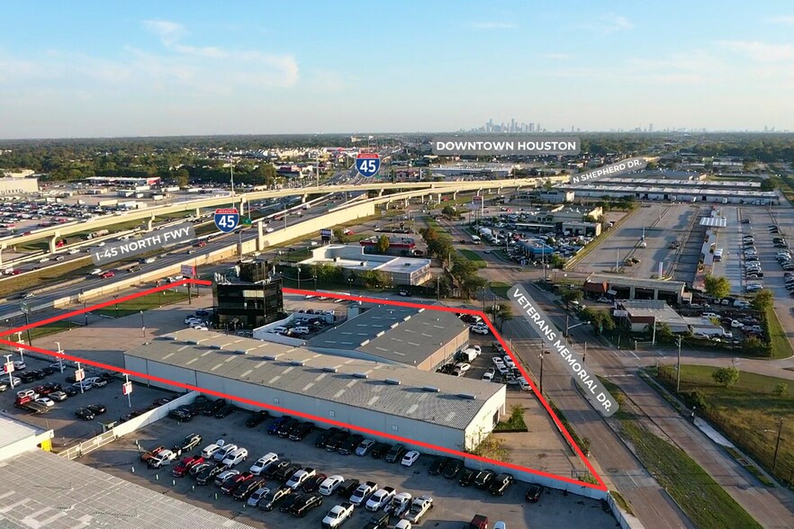 Full Service Dealership - 8245 N Freeway portefeuille de 3 biens à vendre sur LoopNet.fr - Photo de l’immeuble – Image 2 sur 28