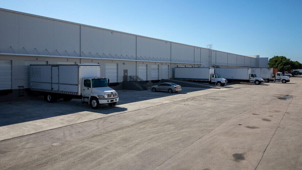 10913 NW 30th St, Miami, FL à louer - Photo de l’immeuble – Image 3 sur 7
