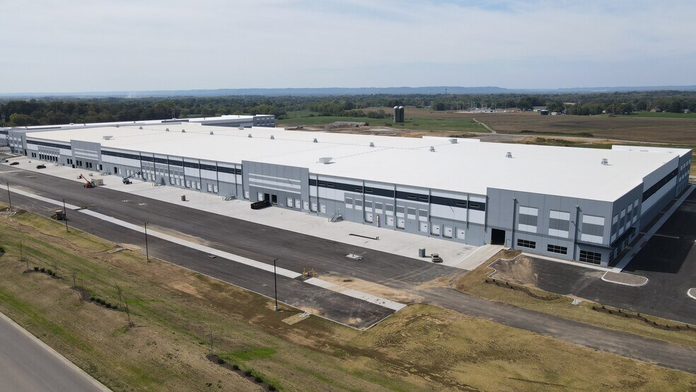 10319 Highway 62, Charlestown, IN à louer - Photo de l’immeuble – Image 2 sur 5