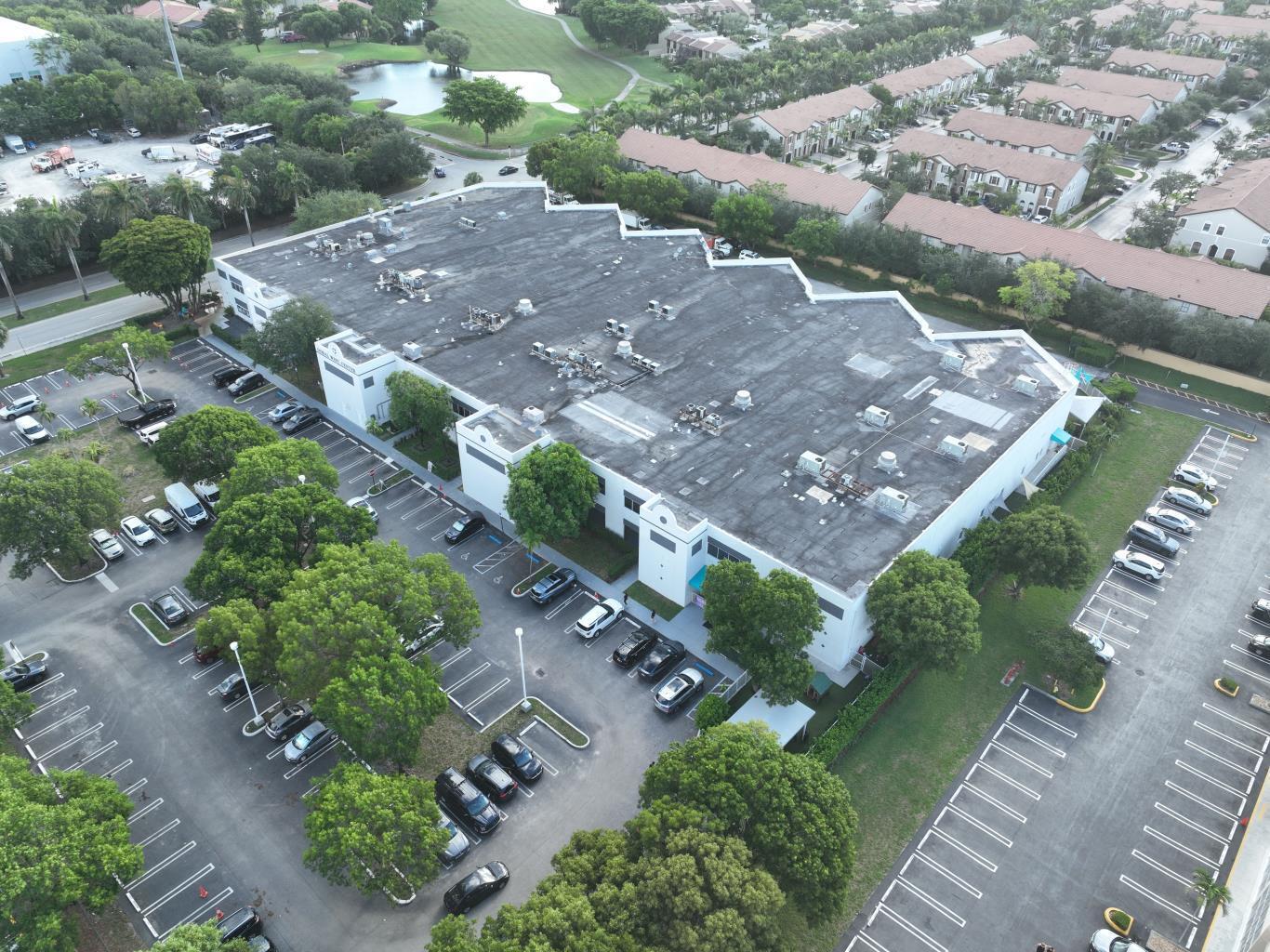 10400 NW 33rd St, Miami, FL à louer Photo de l’immeuble– Image 1 sur 9