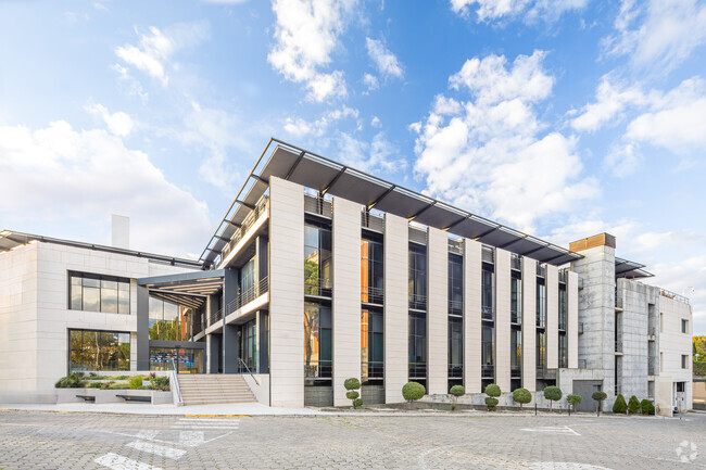 Plus de détails pour Avenida San Luis, Madrid - Bureau à louer