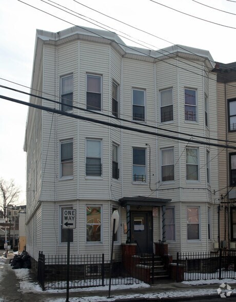 47 N Bleeker St, Mount Vernon, NY à vendre - Photo principale – Image 2 sur 23
