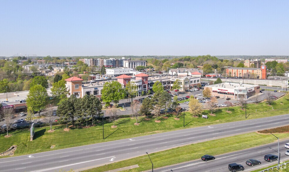 230 E WT Harris Blvd, Charlotte, NC à louer - Photo de l’immeuble – Image 2 sur 4