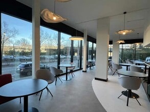 1 Rue Stephenson, Montigny-le-Bretonneux à louer Photo intérieure– Image 2 sur 4