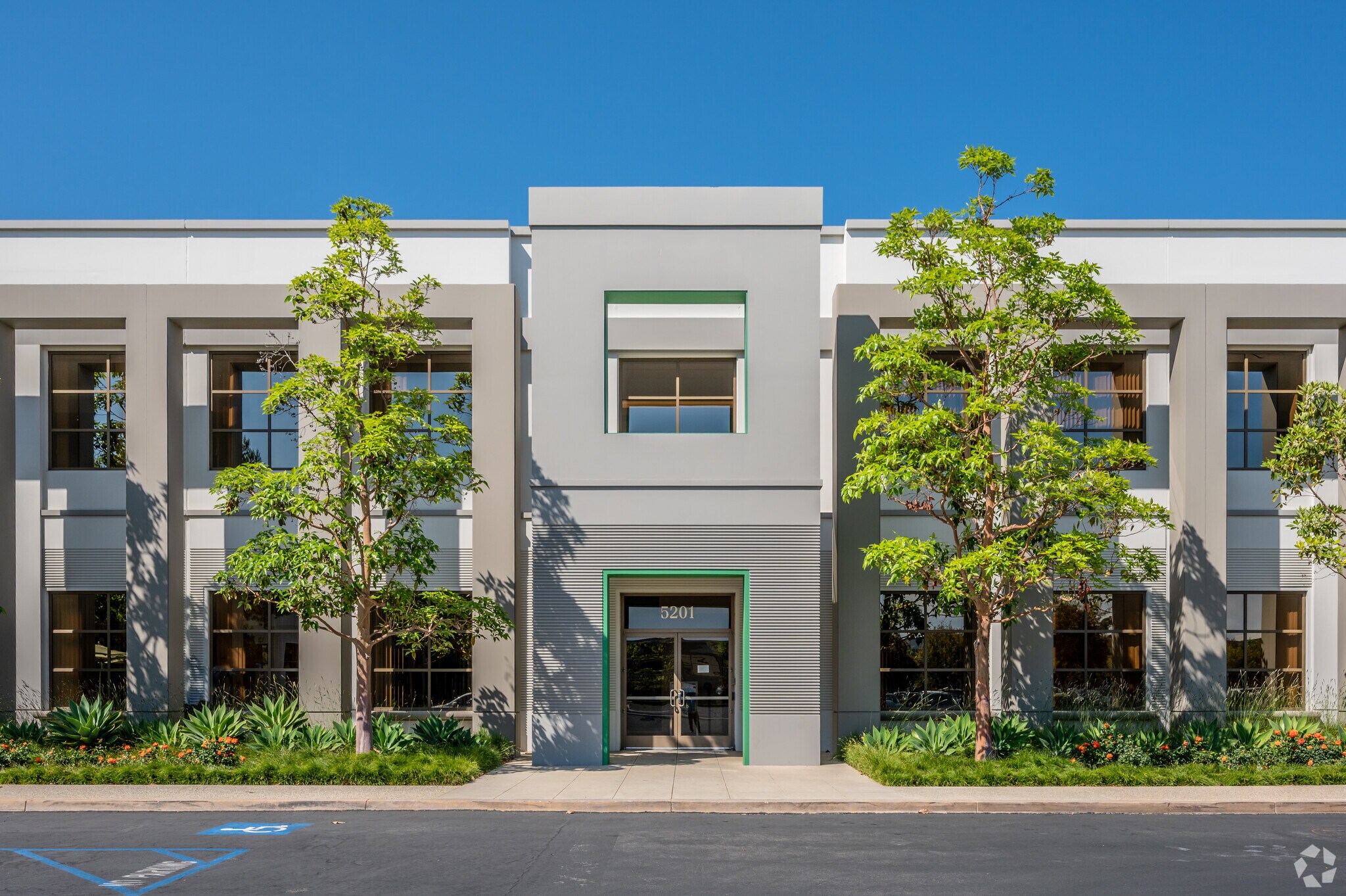 5201 California Ave, Irvine, CA à louer Photo principale– Image 1 sur 8