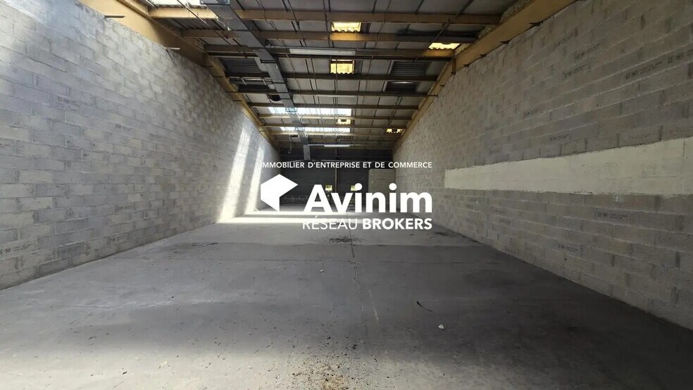 Industriel/Logistique dans Neuilly-en-Thelle à vendre - Photo de l’immeuble – Image 1 sur 12