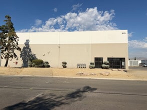 911 Linda Way, Sparks, NV à louer Photo de l’immeuble– Image 1 sur 2
