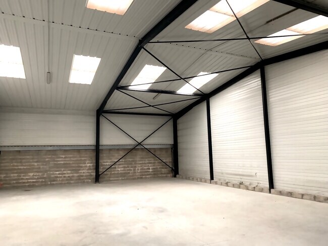 Plus de détails pour Local d'activités à louer