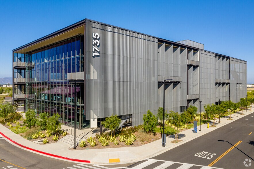 1735 Flight Way, Tustin, CA à louer - Photo principale – Image 1 sur 7