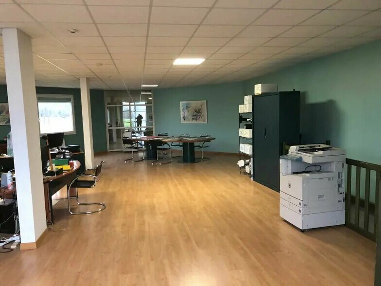 Industriel/Logistique dans Belmont-Tramonet à vendre - Photo de l’immeuble – Image 2 sur 3