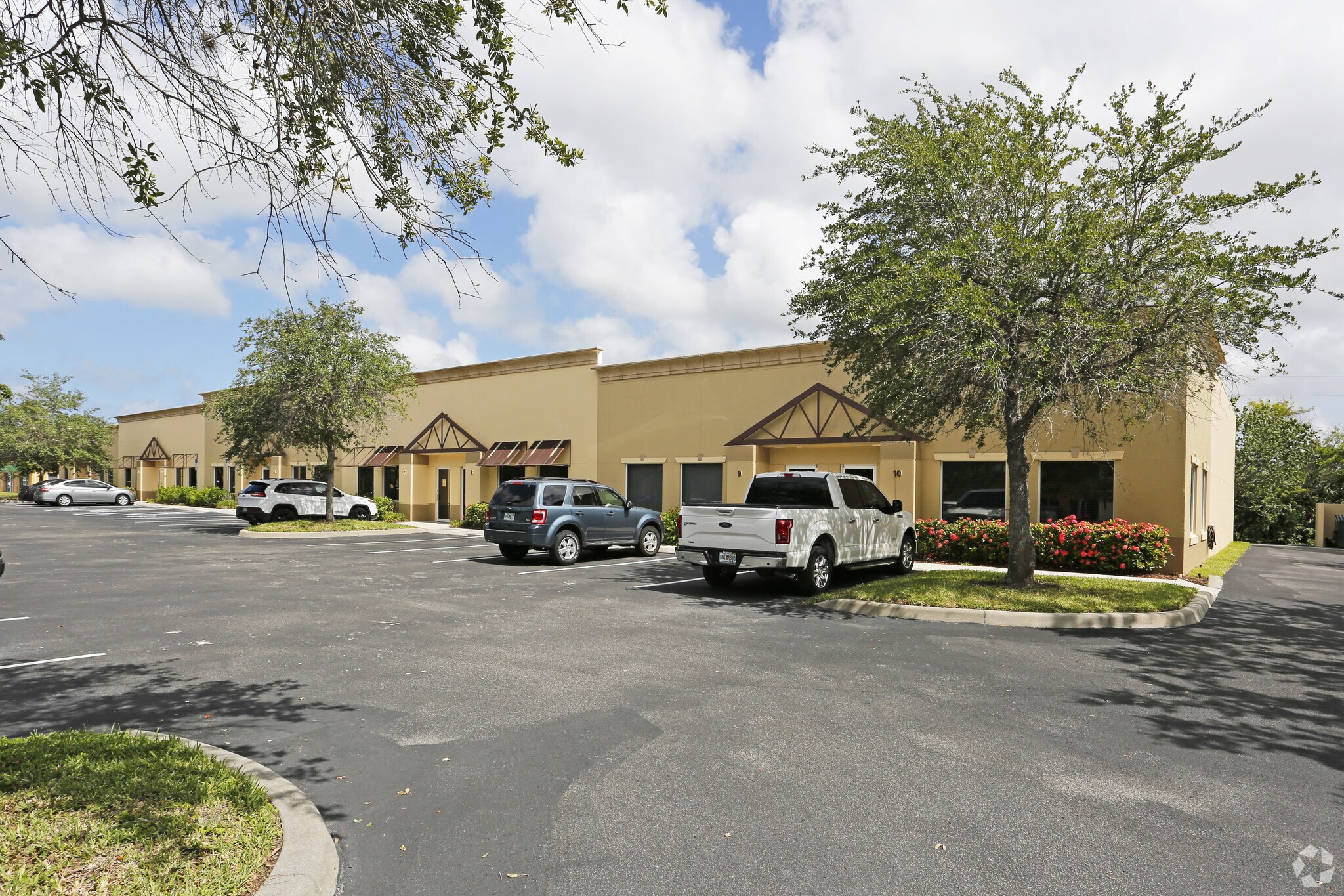 1045 Collier Center Way, Naples, FL à louer Photo principale– Image 1 sur 7